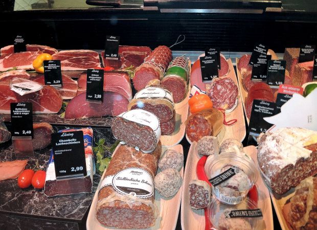 Gereifte Rohwurst- und Schinken-Spezialitäten sind in Westfalen ein Muss in der Frischetheke. Gereifte Rohwurst- und Schinken-Spezialitäten sind in Westfalen ein Muss in der Frischetheke.