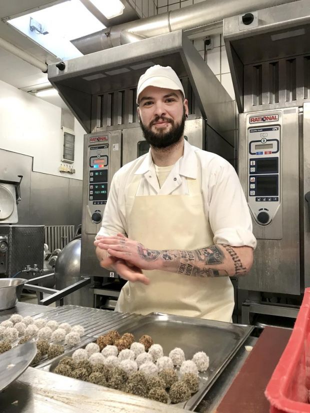 Stephan Willems ist Metzger in Elmars Metzgerei in Kordel in der Eifel. Er kennt seine besondere Stärke: Das Wurstmachen. Hier fertigt er Rohwurst-Pralinen. Stephan Willems ist Metzger in Elmars Metzgerei in Kordel in der Eifel. Er kennt seine besondere Stärke: Das Wurstmachen. Hier fertigt er Rohwurst-Pralinen.