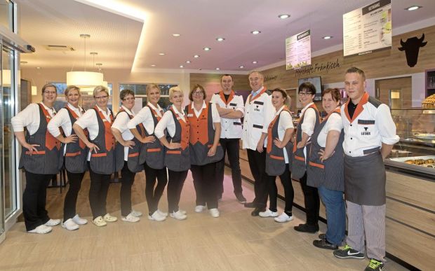 Eine Berufskleidung, die dem Corporate Design entspricht, wirkt – wie in der Fleischerei Luther im oberfränkischen Neustadt – einladend und damit zugleich verkaufsfördernd. Eine Berufskleidung, die dem Corporate Design entspricht, wirkt – wie in der Fleischerei Luther im oberfränkischen Neustadt – einladend und damit zugleich verkaufsfördernd.