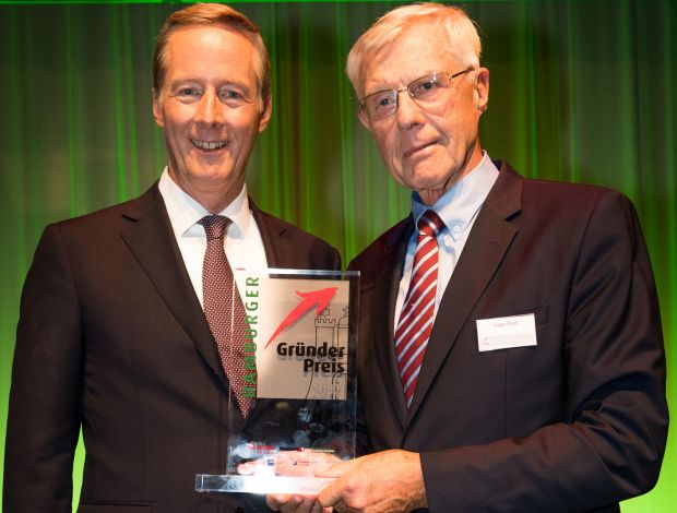 Dr. Harald Vogelsang, Vorstandssprecher Hamburger Sparkasse, überreicht die Auszeichnung an Eugen Block (rechts) Dr. Harald Vogelsang, Vorstandssprecher Hamburger Sparkasse, überreicht die Auszeichnung an Eugen Block (rechts)