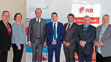 Blicken auf eine erfolgreiche Tagung (von links): Osnabrücks Obermeister Dieter Beermann, Isabell Dohm, Herbert Dohrmann, Jens Neubauer, Olaf Fritsch, Thomas Schlimgen und Heiner Kleinschmidt. Blicken auf eine erfolgreiche Tagung (von links): Osnabrücks Obermeister Dieter Beermann, Isabell Dohm, Herbert Dohrmann, Jens Neubauer, Olaf Fritsch, Thomas Schlimgen und Heiner Kleinschmidt.
