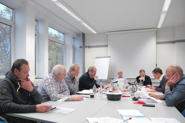 Nachdenkliche Mienen zu einem ernsten Thema bei der Sitzung des Pfälzer Landesinnungsverbands. Nachdenkliche Mienen zu einem ernsten Thema bei der Sitzung des Pfälzer Landesinnungsverbands.