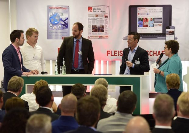 Diskutieren über den Stand der digitalen Vernetzung (von links): Jörg Schiffeler (afz), Ralf Lenger, Andreas Steinemann (beide Steinemann), Jan Seidel (Wolf) und Renate Kühlcke (Fleischwirtschaft). Diskutieren über den Stand der digitalen Vernetzung (von links): Jörg Schiffeler (afz), Ralf Lenger, Andreas Steinemann (beide Steinemann), Jan Seidel (Wolf) und Renate Kühlcke (Fleischwirtschaft).