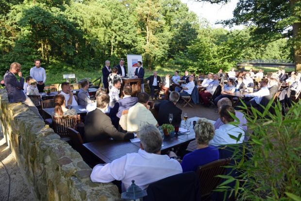 Das Forum der Fleischwirtschaft 2018 startete am Vorabend mit einem Barbecue. Zum Auftakt führte die Chefredaktion einen Talk mit Peter Wesjohann und Clemens Tönnies. Das Forum der Fleischwirtschaft 2018 startete am Vorabend mit einem Barbecue. Zum Auftakt führte die Chefredaktion einen Talk mit Peter Wesjohann und Clemens Tönnies.