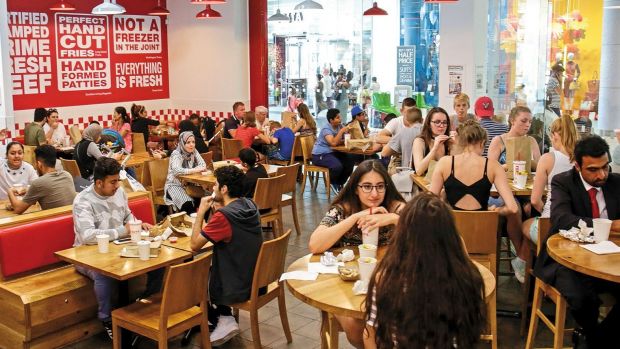 Blick in ein Five Guys Burger-Restaurant in London. Blick in ein Five Guys Burger-Restaurant in London.