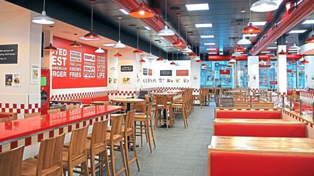 Der im Corporate Design gestaltete Store in Frankfurt am Main gehört zu den größten Anlaufstellen für Five-Guys-Fans. Der im Corporate Design gestaltete Store in Frankfurt am Main gehört zu den größten Anlaufstellen für Five-Guys-Fans.