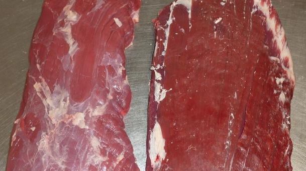 Flanksteak (rechts) und ein ähnlich geeigneter Muskel aus dem Rinderhals (links). Flanksteak (rechts) und ein ähnlich geeigneter Muskel aus dem Rinderhals (links).