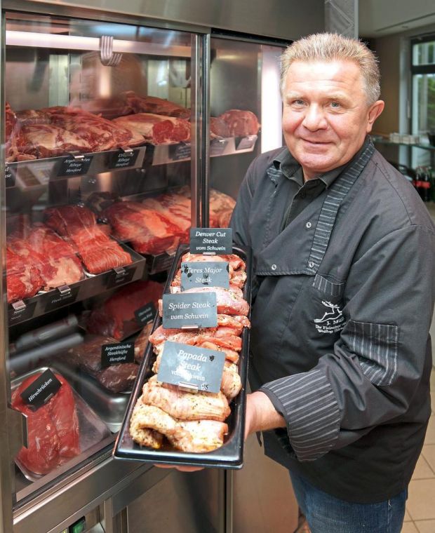 Der Dresdner Fleischermeister Jürgen Müller wartet mit einem Fleischangebot internationaler Prägung auf. Über dessen Eigenschaften und Besonderheiten kann er mit den Kunden ebenso ausgiebig fachsimpeln wie über die Zuschnitte von Denver Cut, Teres Major, Spider- oder Papada-Steak. Der Dresdner Fleischermeister Jürgen Müller wartet mit einem Fleischangebot internationaler Prägung auf. Über dessen Eigenschaften und Besonderheiten kann er mit den Kunden ebenso ausgiebig fachsimpeln wie über die Zuschnitte von Denver Cut, Teres Major, Spider- oder Papada-Steak.