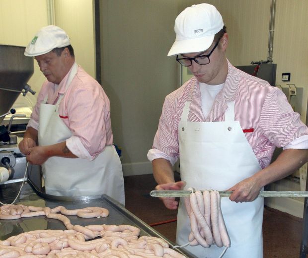 An drei Tagen in der Woche laufen Kutter und Vakuumfüller heiß: Dann produzieren Horst (links) und Gerrit Puschmann jeweils etwa 8.000 Bratwürste. An drei Tagen in der Woche laufen Kutter und Vakuumfüller heiß: Dann produzieren Horst (links) und Gerrit Puschmann jeweils etwa 8.000 Bratwürste.