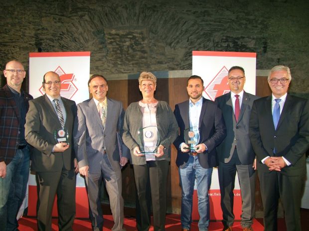 Innenminister Roger Lewentz (rechts) gratuliert mit Hauptgeschäftsführer Alexander Zeitler (2.v.r.) und Landesinnungsmeister Markus Kramb (links) den Gesamtsiegern des Wettbewerbs der regionalen Produkte in Rheinland-Pfalz (von links): Ulrich Bayer, Harry und Monika Petry sowie Dirk Könen. Innenminister Roger Lewentz (rechts) gratuliert mit Hauptgeschäftsführer Alexander Zeitler (2.v.r.) und Landesinnungsmeister Markus Kramb (links) den Gesamtsiegern des Wettbewerbs der regionalen Produkte in Rheinland-Pfalz (von links): Ulrich Bayer, Harry und Monika Petry sowie Dirk Könen.