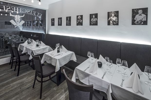Das neue Fleischer-Fachgeschäft bietet ausreichend Platz für einen Gastraum. Hier bietet die Metzgerei beispielsweise Schlachthausdinner an. Das neue Fleischer-Fachgeschäft bietet ausreichend Platz für einen Gastraum. Hier bietet die Metzgerei beispielsweise Schlachthausdinner an.