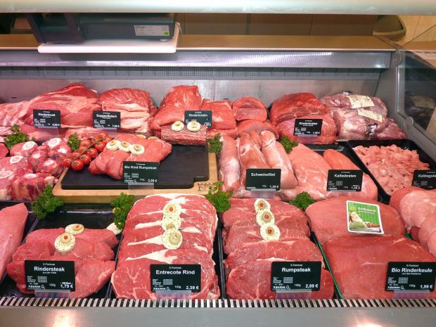 In Umfragen geben Verbraucher gern an, beim Fleischkauf auf Tierwohlfaktoren zu achten. In Umfragen geben Verbraucher gern an, beim Fleischkauf auf Tierwohlfaktoren zu achten.