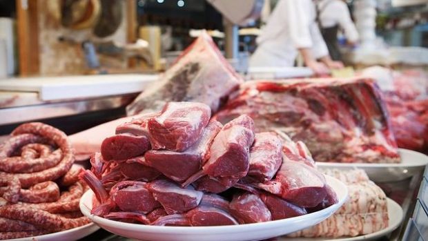 Für Fleisch sowie Fleischwaren mussten die Verbraucher im April 2018 durchschnittlich 2,4 Prozent mehr ausgeben als ein Jahr zuvor. Für Fleisch sowie Fleischwaren mussten die Verbraucher im April 2018 durchschnittlich 2,4 Prozent mehr ausgeben als ein Jahr zuvor.