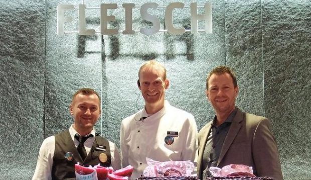 Sie zeichnen für die Fleisch- und Wursttheke verantwortlich (von rechts): Verkaufsleiter Metzgerei Norbert Kaulich, Metzgermeister Reinhard Denk und Marktleiter Husein Dugonjic. Sie zeichnen für die Fleisch- und Wursttheke verantwortlich (von rechts): Verkaufsleiter Metzgerei Norbert Kaulich, Metzgermeister Reinhard Denk und Marktleiter Husein Dugonjic.