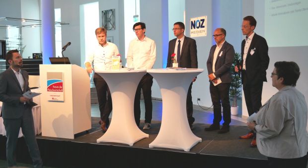 Eine Branche auf dem Weg: die Referenten beim Forum der Fleischwirtschaft in Osnabrück mit den Moderatoren Renate Kühlcke (Fleischwirtschaft) und Jörg Schiffeler (afz). Eine Branche auf dem Weg: die Referenten beim Forum der Fleischwirtschaft in Osnabrück mit den Moderatoren Renate Kühlcke (Fleischwirtschaft) und Jörg Schiffeler (afz).