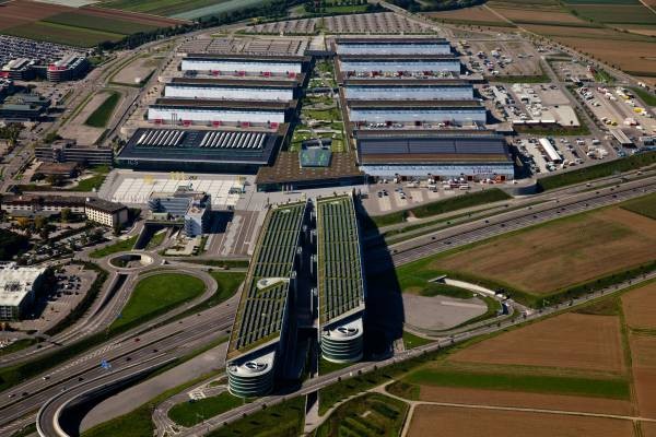 Luftaufnahme des Messegeländes am Stuttgarter Flughafen unmittelbar an der A8. Luftaufnahme des Messegeländes am Stuttgarter Flughafen unmittelbar an der A8.