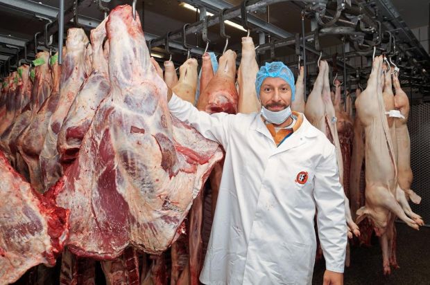 Das hochwertige Tatra-Beef passt perfekt in die Schiene der aufstrebenden Steakkultur. Unter der Regie von Produktionsleiter Marcel Gliemann werden die Rinder freitags geschlachtet. Das hochwertige Tatra-Beef passt perfekt in die Schiene der aufstrebenden Steakkultur. Unter der Regie von Produktionsleiter Marcel Gliemann werden die Rinder freitags geschlachtet.