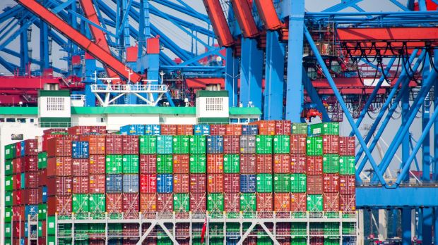Hamburger Freihafen mit Containerschiff. Hamburger Freihafen mit Containerschiff.