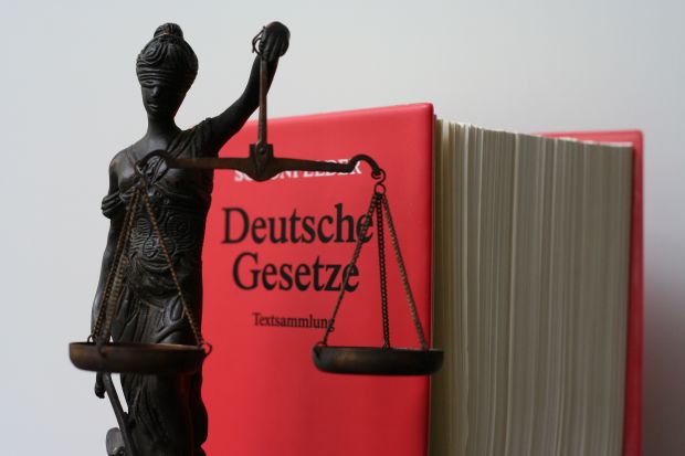 EU-Recht muss zuweilen ins nationales Recht umgesetzt werden. EU-Recht muss zuweilen ins nationales Recht umgesetzt werden.