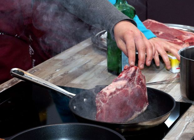 Blutig, medium oder well done: Der fehlenden praktischen Kocherfahrung geht es in der Mitmach-Küche an den Kragen. Blutig, medium oder well done: Der fehlenden praktischen Kocherfahrung geht es in der Mitmach-Küche an den Kragen.