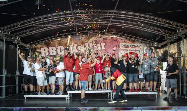Dirk Poerschke ist neuer Grillkönig. Er siegte mit seiner Profi-Mannschaft „BBQ Team Los Grillos“ (Mitte) bei den 23. Deutschen Grill- und BBQ-Meisterschaft in Fulda. Dirk Poerschke ist neuer Grillkönig. Er siegte mit seiner Profi-Mannschaft „BBQ Team Los Grillos“ (Mitte) bei den 23. Deutschen Grill- und BBQ-Meisterschaft in Fulda.