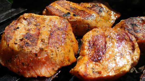 Das Grillen über offenem Feuer ist erhalten geblieben und als Freizeitvariante des Kochens mit einem gemütlichen Grillabend beliebter denn je. Das Grillen über offenem Feuer ist erhalten geblieben und als Freizeitvariante des Kochens mit einem gemütlichen Grillabend beliebter denn je.