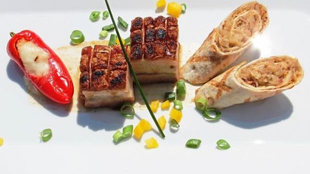 Zur Praliné veredelt: Die quadratischen Schweinebauch-Stückchen weisen eine verlockend-krosse Kruste auf und werden von einer herzhaften Bier-Speck-Sauce begleitet. Zur Praliné veredelt: Die quadratischen Schweinebauch-Stückchen weisen eine verlockend-krosse Kruste auf und werden von einer herzhaften Bier-Speck-Sauce begleitet.