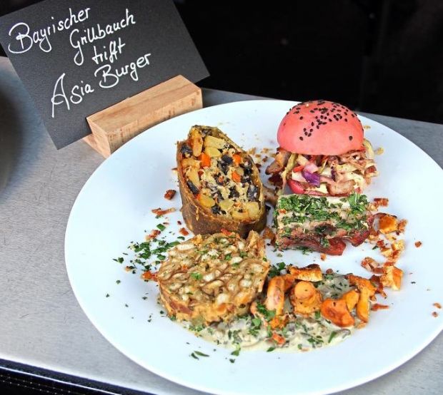 International: Begegnung zwischen Bayerischem Grillbauch und Asia-Burger. International: Begegnung zwischen Bayerischem Grillbauch und Asia-Burger.