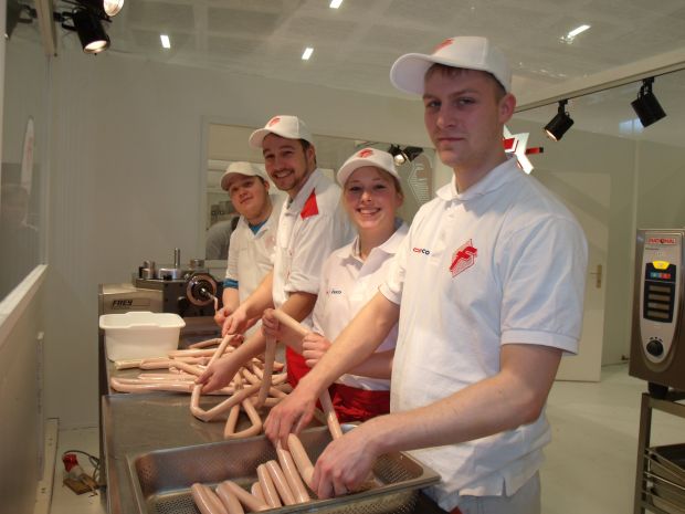 Currywürste frisch in der Gläsernen Schaufleischerei hergestellt (von links): Azubi Matthias Bosse, das Fachschulleiter-Duo Robert Luschei und Ulrike Piwonka sowie Azubi Felix Wulff. Currywürste frisch in der Gläsernen Schaufleischerei hergestellt (von links): Azubi Matthias Bosse, das Fachschulleiter-Duo Robert Luschei und Ulrike Piwonka sowie Azubi Felix Wulff.