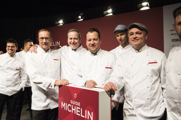 Stolz und Freude: Drei Sterne für Jan Hartwig, Küchenchef des Restaurants Atelier im Hotel Bayerischer Hof in München, umgeben von ebenfalls beglückten Kollegen. Stolz und Freude: Drei Sterne für Jan Hartwig, Küchenchef des Restaurants Atelier im Hotel Bayerischer Hof in München, umgeben von ebenfalls beglückten Kollegen.