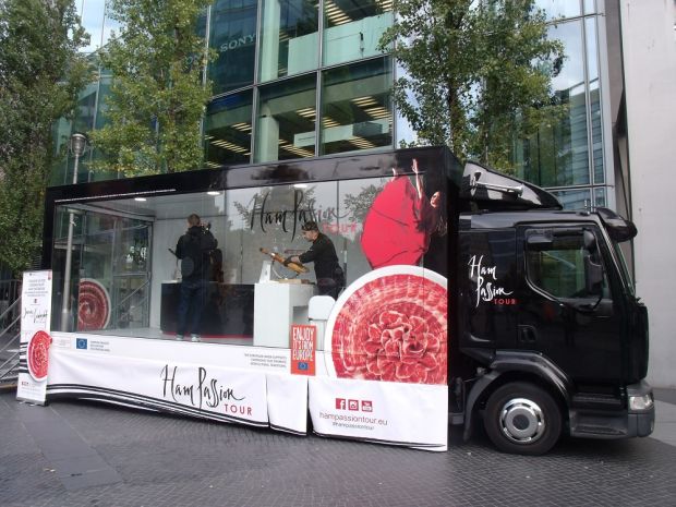 Der Foodtruck des spanischen Jamón Ibérico startete seine Werbetour quer durch Europa in Berlin. Der Foodtruck des spanischen Jamón Ibérico startete seine Werbetour quer durch Europa in Berlin.