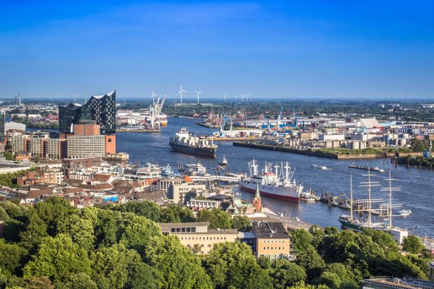Mit Weitblick über den Hamburger Hafen und in Richtung Zukunft beraten die Fleischer über komplexe Themen wie Reformulierung und Digitalisierung. Mit Weitblick über den Hamburger Hafen und in Richtung Zukunft beraten die Fleischer über komplexe Themen wie Reformulierung und Digitalisierung.