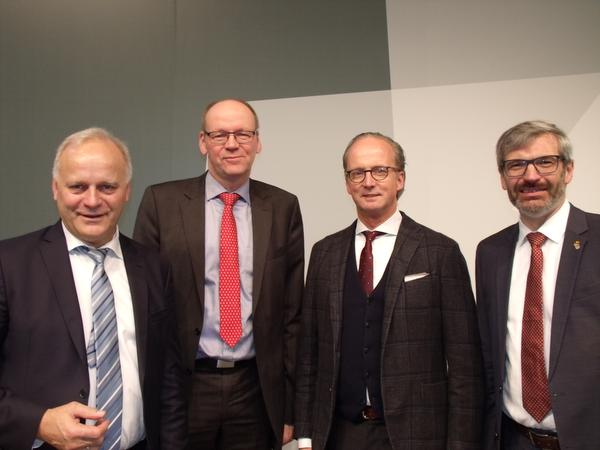 Gute Symbiose (von links): die Vertreter der Landwirtschaft Johannes Röring und Bernhard Krüsken sowie Herbert Dohrmann für die Fleischer und Gerhard Schenk für die Konditoren- und Bäckerzunft. Gute Symbiose (von links): die Vertreter der Landwirtschaft Johannes Röring und Bernhard Krüsken sowie Herbert Dohrmann für die Fleischer und Gerhard Schenk für die Konditoren- und Bäckerzunft.