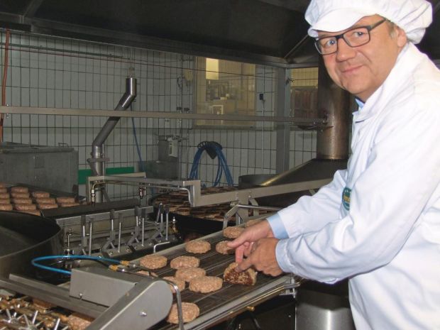 Frank Remagen mit einem der Top-Produkte des Familienunternehmens: Frikadellen. Sie werden handgeformt und pfannengebraten in fünf Linien produziert. Frank Remagen mit einem der Top-Produkte des Familienunternehmens: Frikadellen. Sie werden handgeformt und pfannengebraten in fünf Linien produziert.