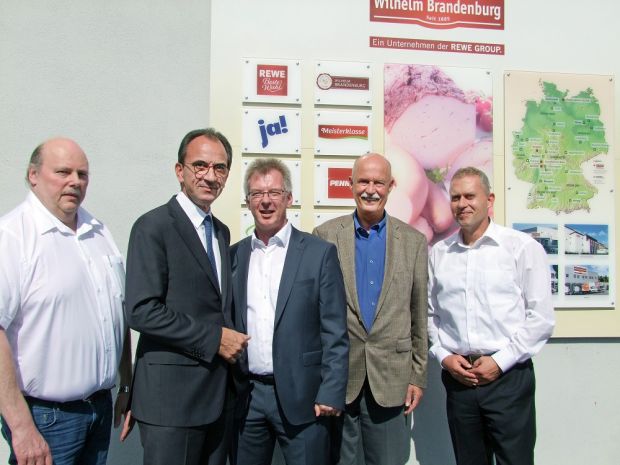 Die hessische Fleischwarenindustrie traf sich zum Gedankenaustausch im Rewe-Fleischwerk: Die Gastgeber Burkhard Becker (links) und Frank Moritz (rechts) begrüßten CDU-Fraktionschef Michael Boddenberg (2.v.l.) sowie die Vereinsvorsitzenden, Carsten Koch (Mitte) und Dr. Gernot Peppler. Die hessische Fleischwarenindustrie traf sich zum Gedankenaustausch im Rewe-Fleischwerk: Die Gastgeber Burkhard Becker (links) und Frank Moritz (rechts) begrüßten CDU-Fraktionschef Michael Boddenberg (2.v.l.) sowie die Vereinsvorsitzenden, Carsten Koch (Mitte) und Dr. Gernot Peppler.