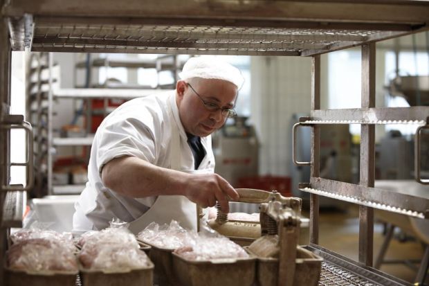 Ein Sortimentsschwerpunkt sind Kochschinken wie Honigkrustenschinken, Rosmarinlende oder geräucherte Putenbrust, die großteils als verpackte Ware abgegeben werden. Ein Sortimentsschwerpunkt sind Kochschinken wie Honigkrustenschinken, Rosmarinlende oder geräucherte Putenbrust, die großteils als verpackte Ware abgegeben werden.