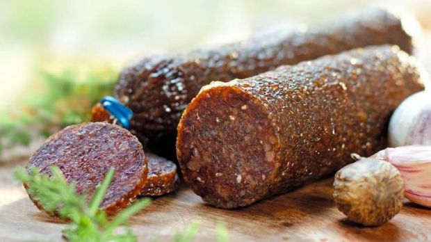 Rohwurst, insbesondere Hartwurst und Salami, ist eine Spezialität der Öko-Metzgerei „Landfrau“. Rohwurst, insbesondere Hartwurst und Salami, ist eine Spezialität der Öko-Metzgerei „Landfrau“.