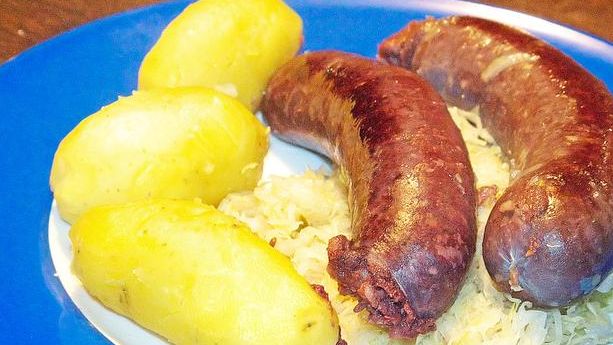 Herzhafter Genuss: Graupen- und Semmelwurst wird häufig als warme Mahlzeit mit Sauerkraut und Kartoffeln serviert. Herzhafter Genuss: Graupen- und Semmelwurst wird häufig als warme Mahlzeit mit Sauerkraut und Kartoffeln serviert.