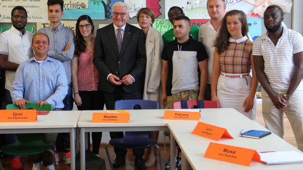 Der Bundespräsident informierte sich über die theoretische Ausbildung in der Integrationsklasse, in der auch Fleischer- und Verkaufsazubis verschiedener Nationen unterrichtet werden. Der Bundespräsident informierte sich über die theoretische Ausbildung in der Integrationsklasse, in der auch Fleischer- und Verkaufsazubis verschiedener Nationen unterrichtet werden.
