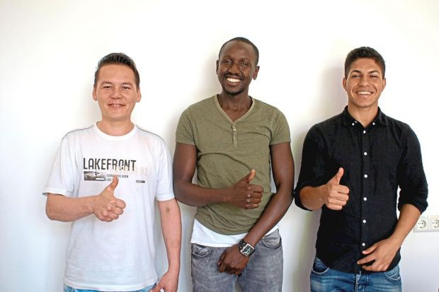 Finden ihre Ausbildungschance und die Berufsmöglichkeiten im Fleischerhandwerk Spitze und fühlen sich in Deutschland wohl: Akbar, Abdoulie und Kamiran. Finden ihre Ausbildungschance und die Berufsmöglichkeiten im Fleischerhandwerk Spitze und fühlen sich in Deutschland wohl: Akbar, Abdoulie und Kamiran.