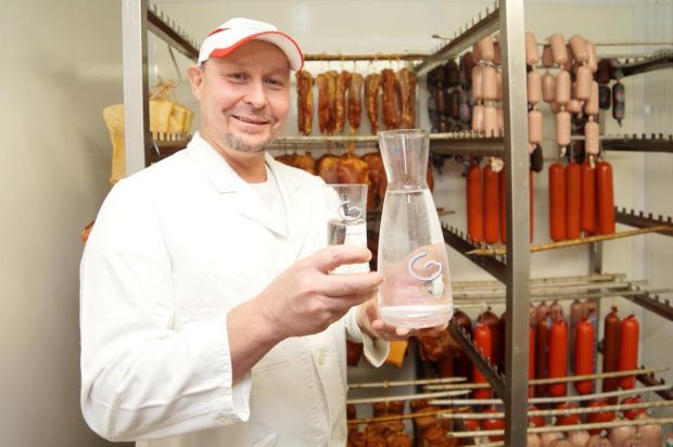 Aufgrund eigener Erfahrungen schwört Sebastian Härtel auf das behandelte Wasser. Aufgrund eigener Erfahrungen schwört Sebastian Härtel auf das behandelte Wasser.