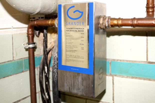 Der Filter lässt sich an jeden Wasserkreislauf anschließen und belebt beim Durchfluss das Wasser. Der Filter lässt sich an jeden Wasserkreislauf anschließen und belebt beim Durchfluss das Wasser.