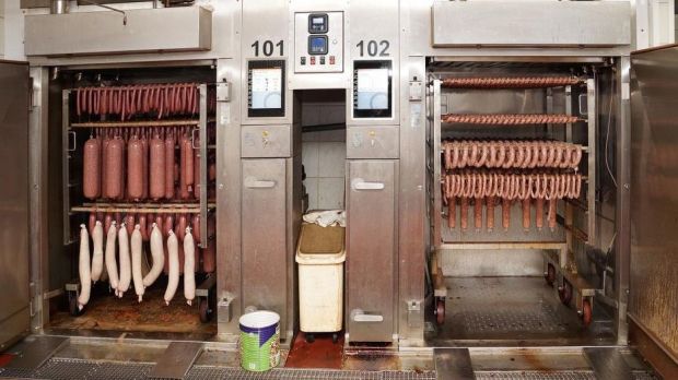 Nahezu das gesamte Sortiment wird täglich frisch hergestellt. Währenddessen kommt jedes Produkt mehr oder weniger intensiv mit dem besonderen Wasser in Kontakt. Nahezu das gesamte Sortiment wird täglich frisch hergestellt. Währenddessen kommt jedes Produkt mehr oder weniger intensiv mit dem besonderen Wasser in Kontakt.