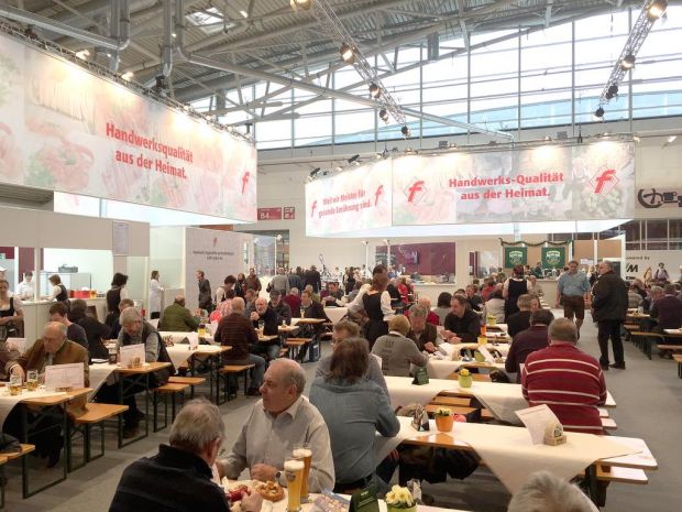 Das Metzgerstüberl lädt zum Essen und zur Unterhaltung ein. Das Metzgerstüberl lädt zum Essen und zur Unterhaltung ein.