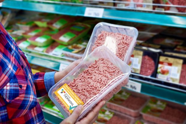 Jetzt auch bei Schweinefleisch: Das Siegel der Initiative Tierwohl. Jetzt auch bei Schweinefleisch: Das Siegel der Initiative Tierwohl.