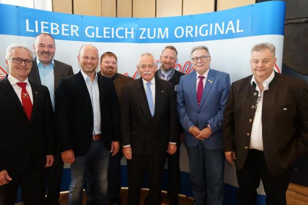 Bayerns Vorstand ist nun wieder komplett. Durch die Innungsaustritte waren Nachwahlen nötig geworden (von links): Thomas Krinner (Niederbayern), Manfred Weber (Mittelfranken), Michael Moser (Oberbayern), Harald Münzinger (Schwaben), Landesinnungsmeister Konrad Ammon jun., Thomas Köhn (Oberfranken), Horst Schömig (Unterfranken) sowie der stellvertretende Landesinnungsmeister Werner Braun. Auf dem Bild fehlt Daniel Hirsch (Oberpfalz).
Bayerns Vorstand ist nun wieder komplett. Durch die Innungsaustritte waren Nachwahlen nötig geworden (von links): Thomas Krinner (Niederbayern), Manfred Weber (Mittelfranken), Michael Moser (Oberbayern), Harald Münzinger (Schwaben), Landesinnungsmeister Konrad Ammon jun., Thomas Köhn (Oberfranken), Horst Schömig (Unterfranken) sowie der stellvertretende Landesinnungsmeister Werner Braun. Auf dem Bild fehlt Daniel Hirsch (Oberpfalz).