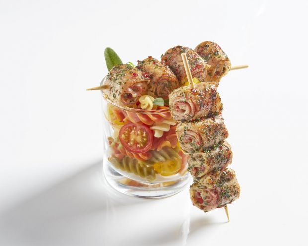 Ehrliche Traditionsküche: Der handgerollte Saltimbocca-Spieß von FVZ Convenience enthält geräucherten Schinken in Salbei-Marinade. Ehrliche Traditionsküche: Der handgerollte Saltimbocca-Spieß von FVZ Convenience enthält geräucherten Schinken in Salbei-Marinade.