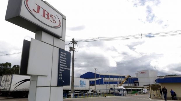 Dunkle Wolken am Himmel über JBS: Der Konzern kommt nicht aus den Schlagzeilen aufgrund von Korruptionsvorwürfen und Steuervergehen. Dunkle Wolken am Himmel über JBS: Der Konzern kommt nicht aus den Schlagzeilen aufgrund von Korruptionsvorwürfen und Steuervergehen.