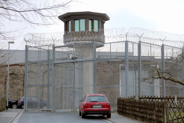 Auch wenn in der Justizvollzugsanstalt wie in einem normalen Handwerksbetrieb ausgebildet wird, befinden sich die Azubis doch hinter Gittern. Auch wenn in der Justizvollzugsanstalt wie in einem normalen Handwerksbetrieb ausgebildet wird, befinden sich die Azubis doch hinter Gittern.