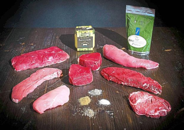 Das Bio-Premiumpaket enthält 2,4 kg der besten Fleischstücke von Tieren aus Freilandhaltung: Onglet, Flank-Steak, Kalbsschnitzel, Hähnchenbrust, Rinder- und Schweinefilet sowie Ochsenbacken. Das Bio-Premiumpaket enthält 2,4 kg der besten Fleischstücke von Tieren aus Freilandhaltung: Onglet, Flank-Steak, Kalbsschnitzel, Hähnchenbrust, Rinder- und Schweinefilet sowie Ochsenbacken.